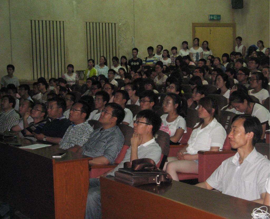 世界杯官网师生认真听取汪教授作报告